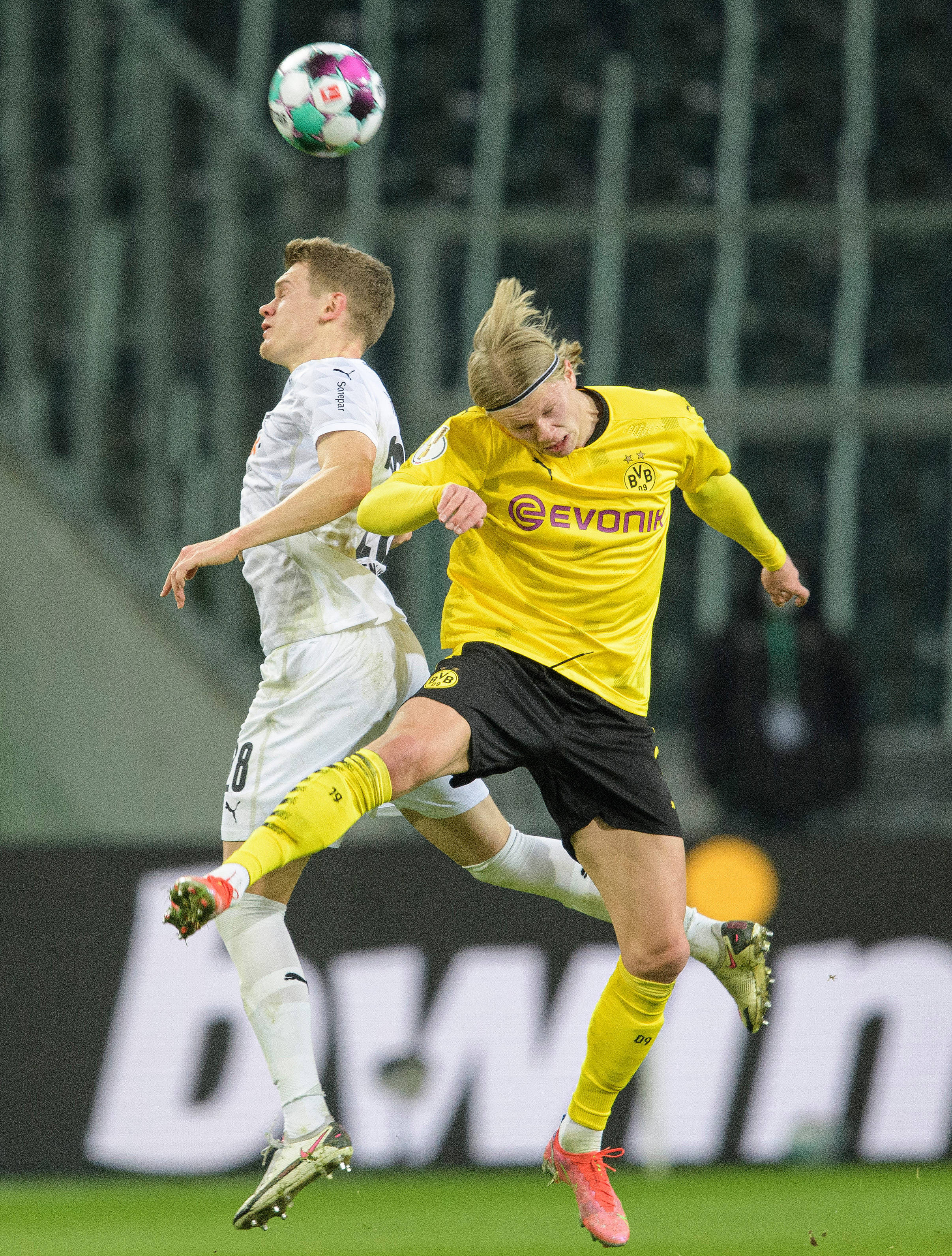 多特蒙德队员接受训练，备战近期的比赛