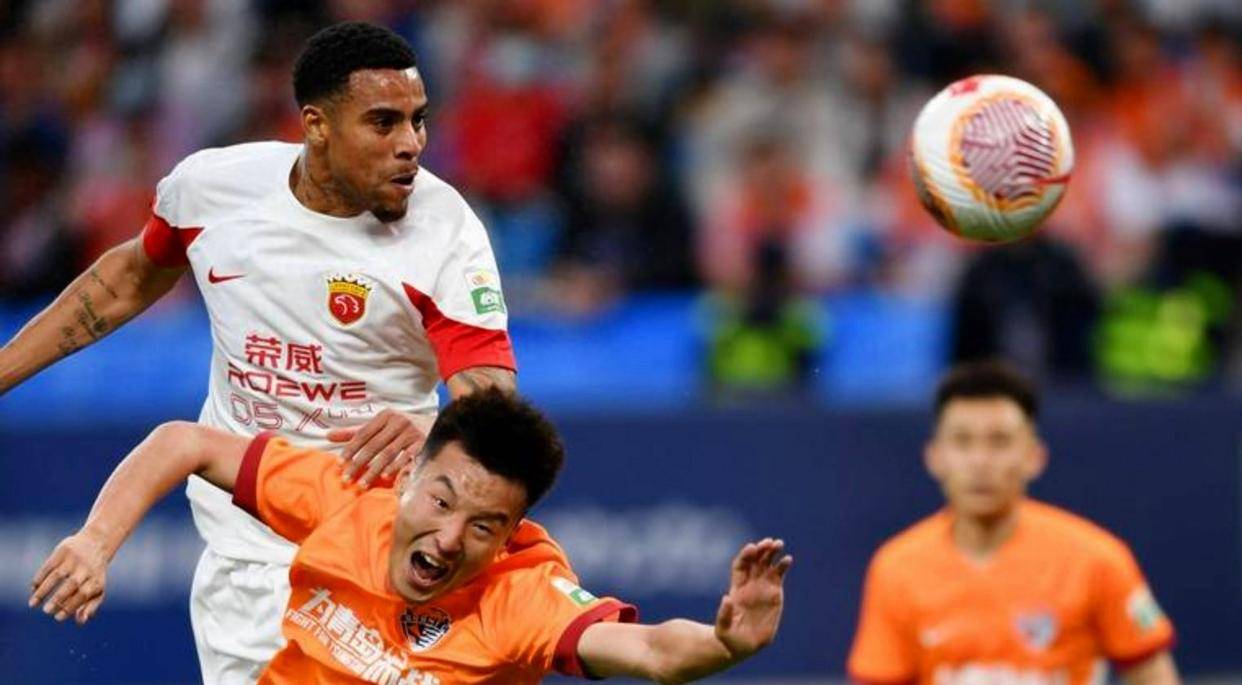 精彩瞬间！球员破门得分引领全场的简单介绍