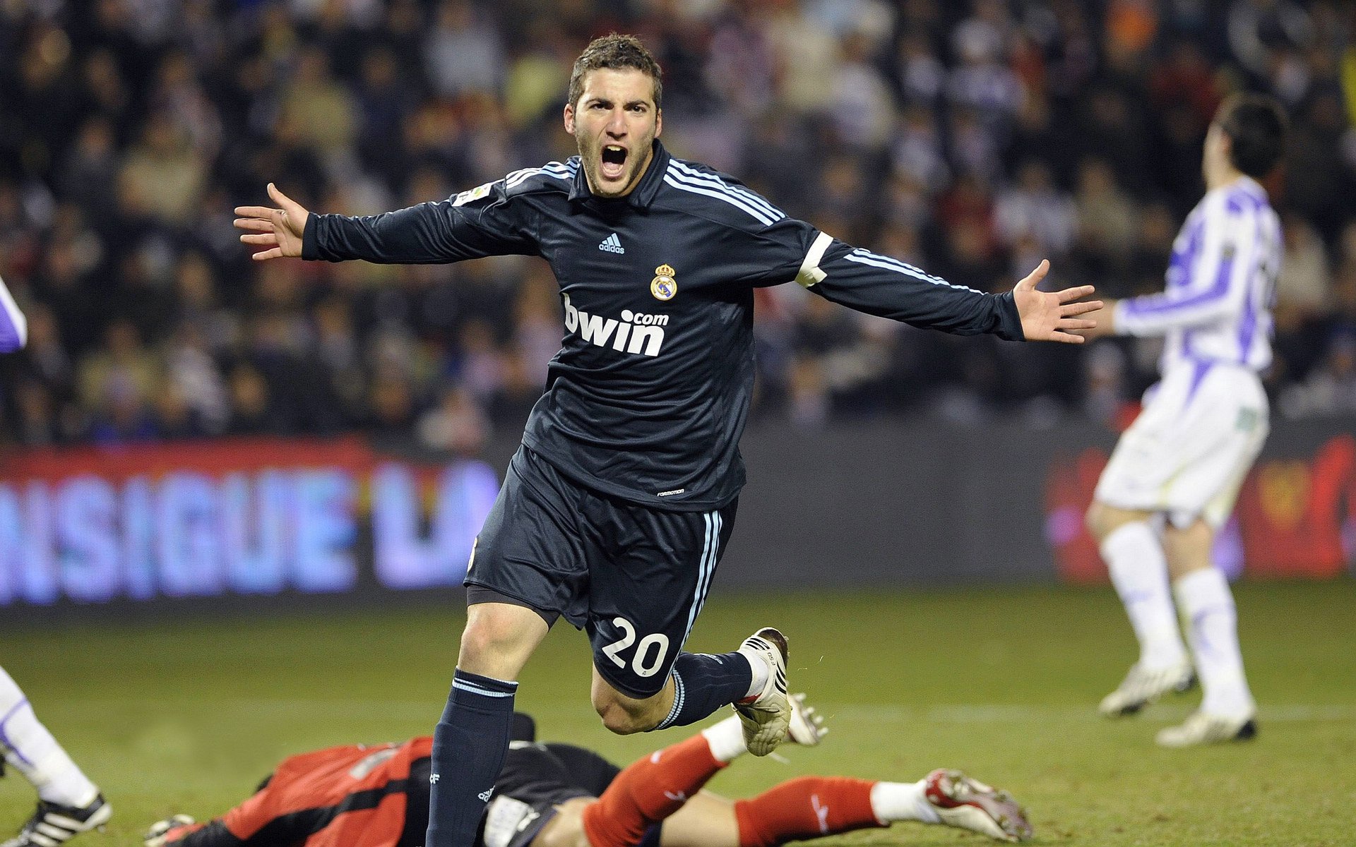 绿茵博弈，巴西铁蹄碾压哥斯达黎加，C罗防守艺术锁死对手的战术密码